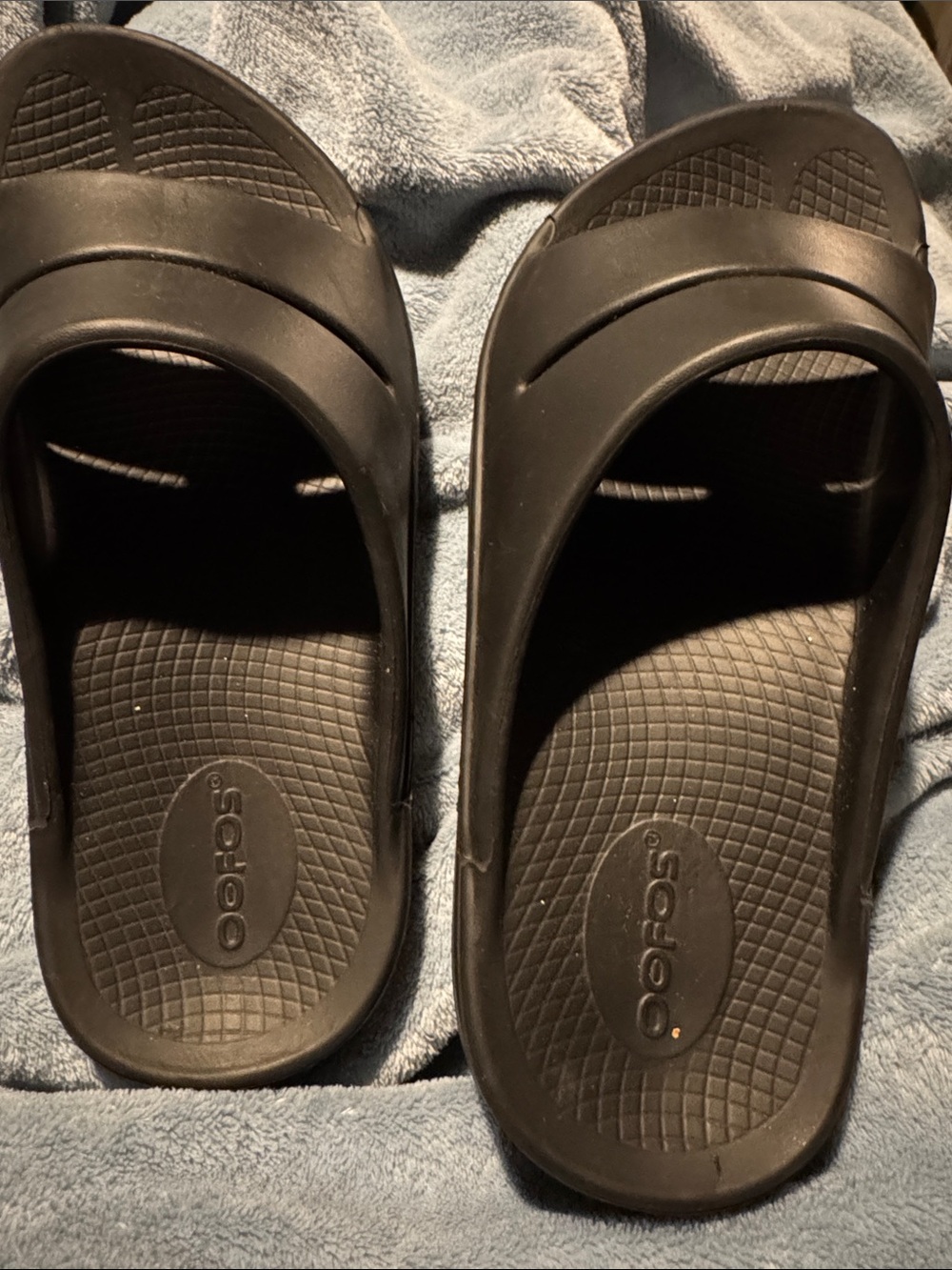OOFOS Black Slip-On Recovery Slides